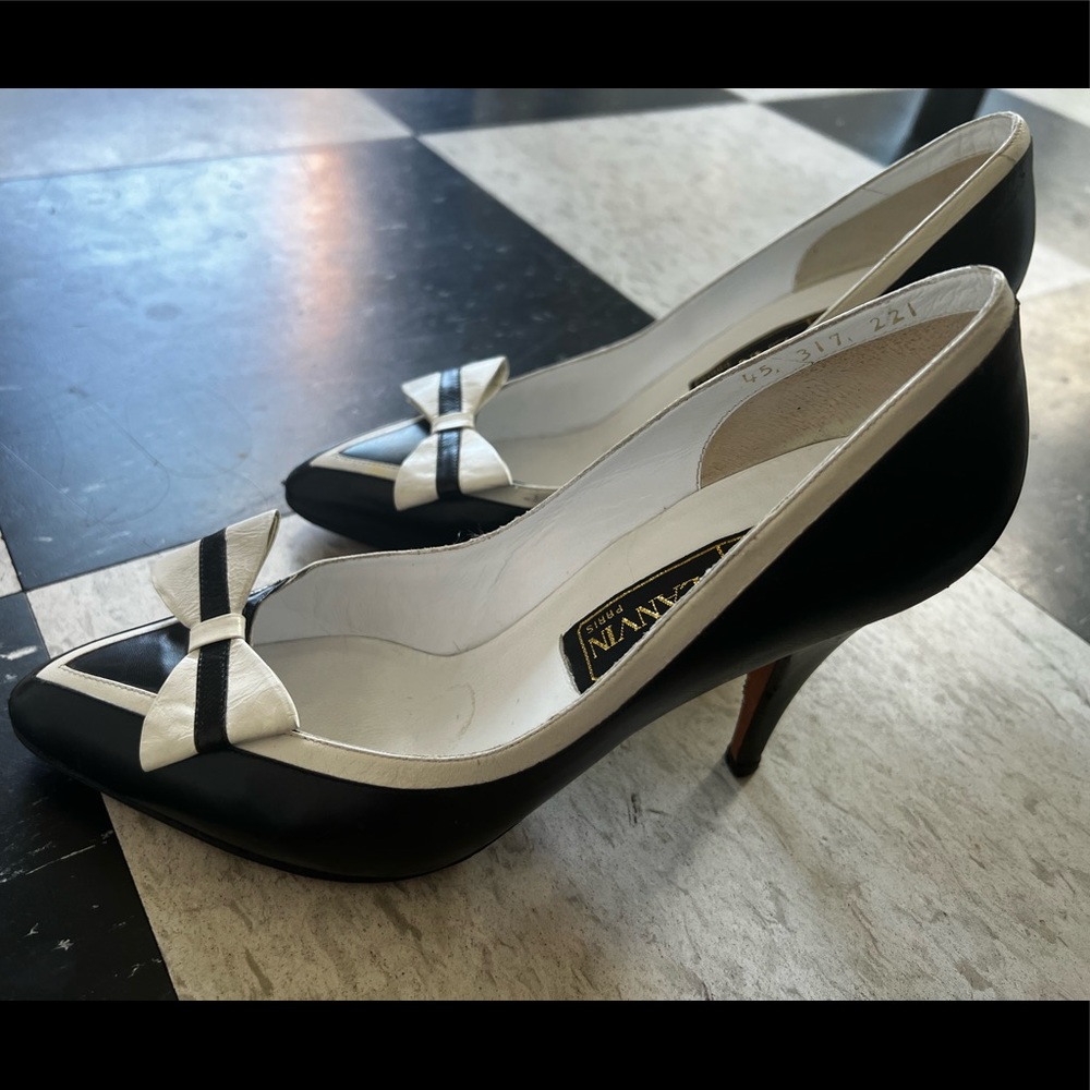 Lanvin black and white preowned bow stilleto vintage pumps size 7